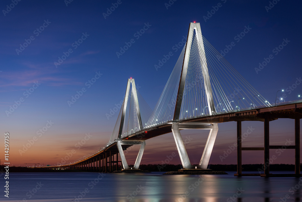 Naklejka premium Zachód słońca na moście Arthur Ravenel Jr. przez rzekę Cooper w Charleston w Południowej Karolinie