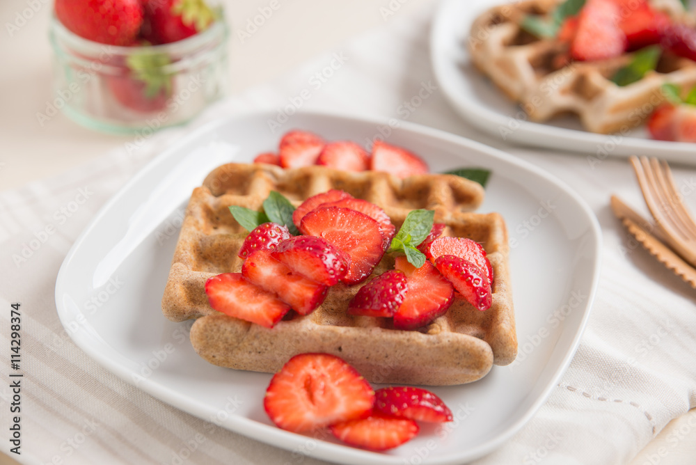Belgische Waffeln mit frischen Erdbeeren Belgische Waffeln mit frischen Erdbeeren