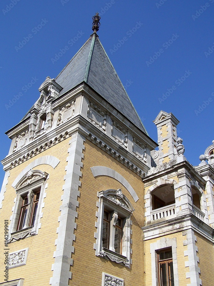 Башня на восточной стороне Массандровского дворца