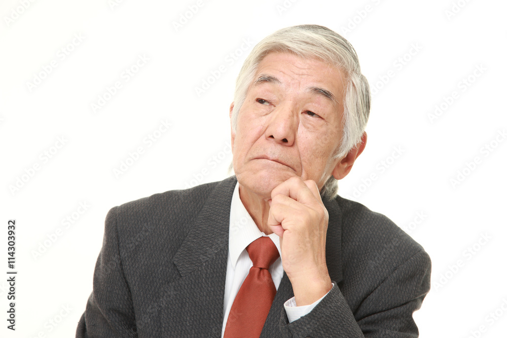 心配をする高齢のビジネスマン