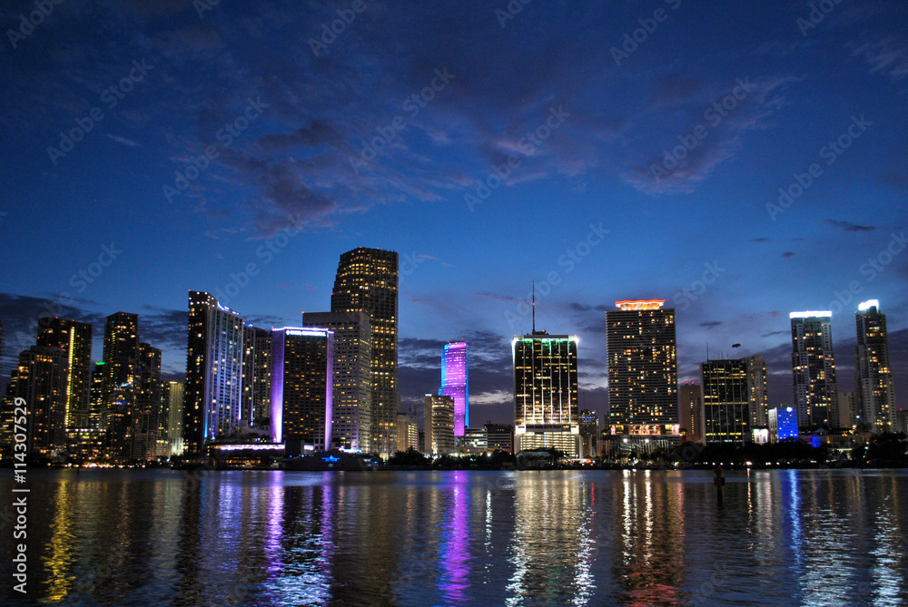 Fototapeta premium Skyline z Miami na Florydzie, USA