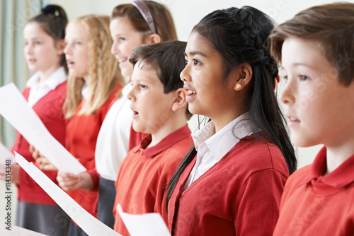 Valokuva Group Of Children Singing In School Choir