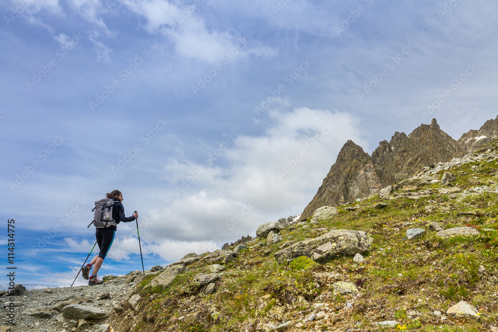 Ragazza pratica trekking in salita in montagna
