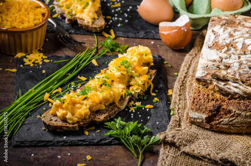 Scrambled eggs with herbs