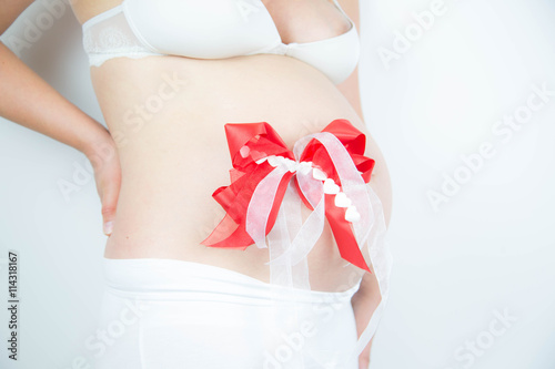 Wallpaper Mural hochschwangerer Babybauch mit lachender Kugel, Blume, Schleife, Ente Torontodigital.ca