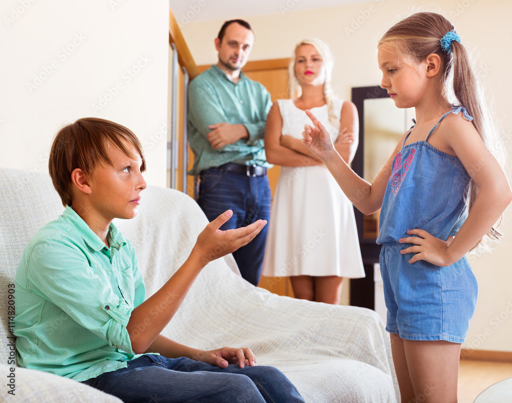 Obraz premium Brother is talking to her sister crying