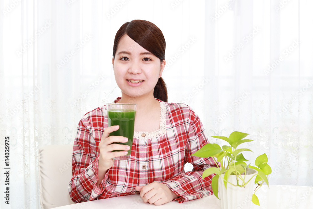 野菜ジュースを飲む女性