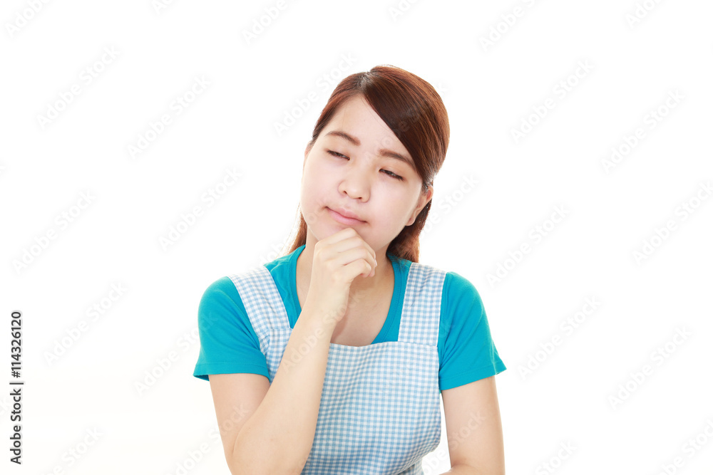 考え事をする主婦 考え事をする主婦
