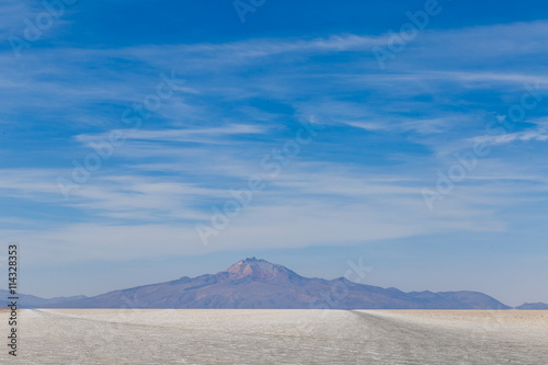 Paysage désert de sel Bolivie Uyuni route Chemin