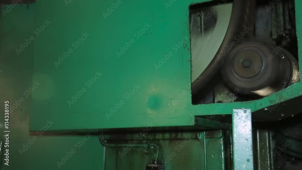 A working crank mechanism stamping crank-knee press. A working crank mechanism stamping crank-knee press.