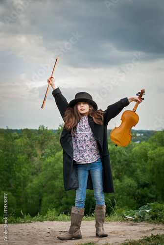 Девочка в шляпе со скрипкой