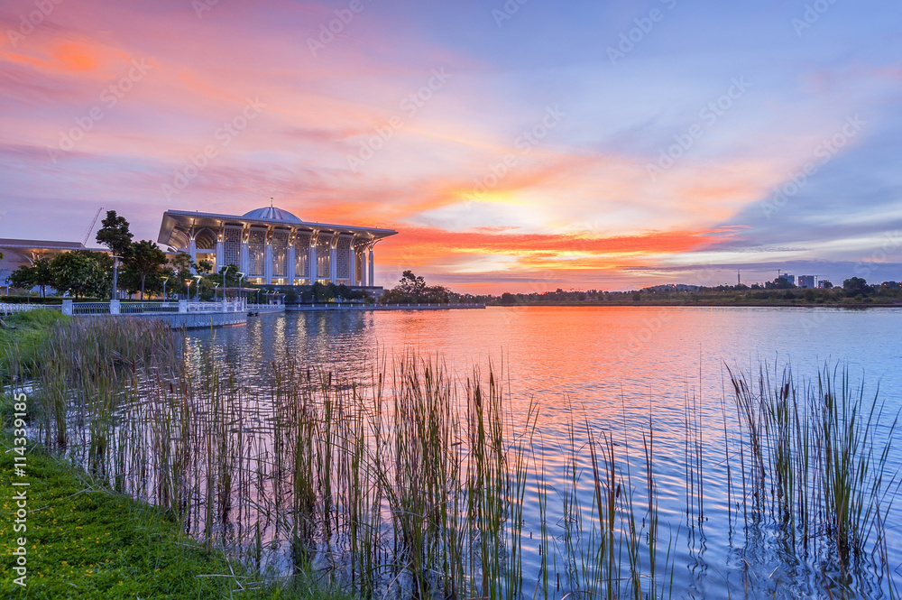 Fototapeta premium Putrajaya Mosque during beautiful sunset