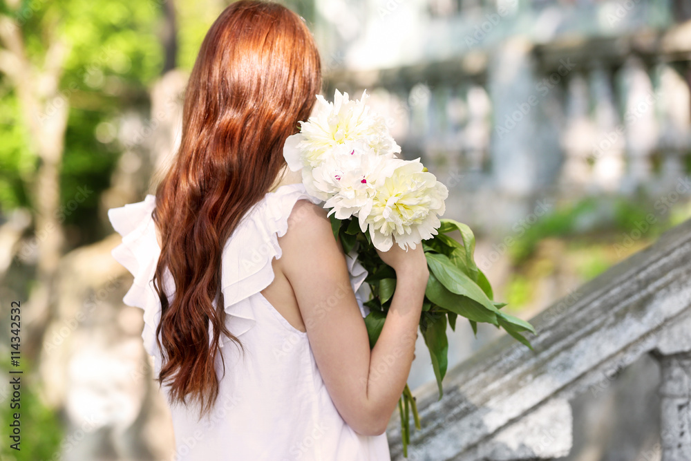 Naklejka premium Beautiful girl with fresh spring bouquet
