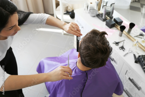 Professional hairdresser ma...