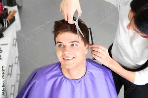 Professional hairdresser ma...