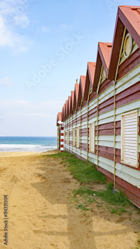 Casetas de colores en la playa de las arenas, Muskiz, Vizcaya, España