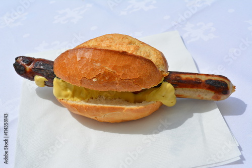 Bratwurst mit Senf