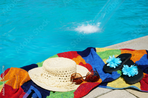 pool, Swimmingpool, Bad, Badezeit, Sommer, Freibad, Wasser, Copyspace, Handbuch, Sonnenhut, Sonnenbrille, Badeschuhe
