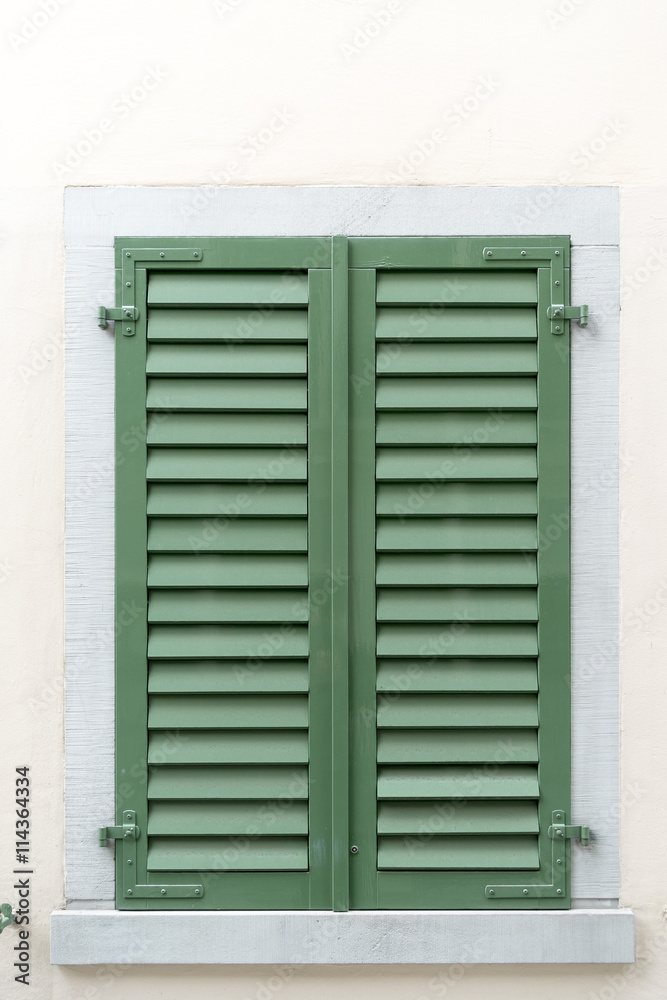 Fototapeta premium Grüner Fensterladen