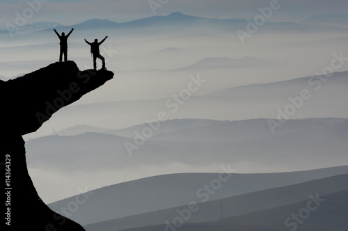 sisli dağların zirvesi&birlikte başarı mutluluğu
