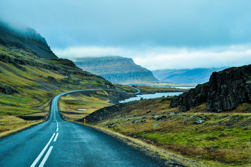 Fototapete Skandinavien kurvenreiche Straße an der Küste des Ozeans in Island  © RonaldoMelo