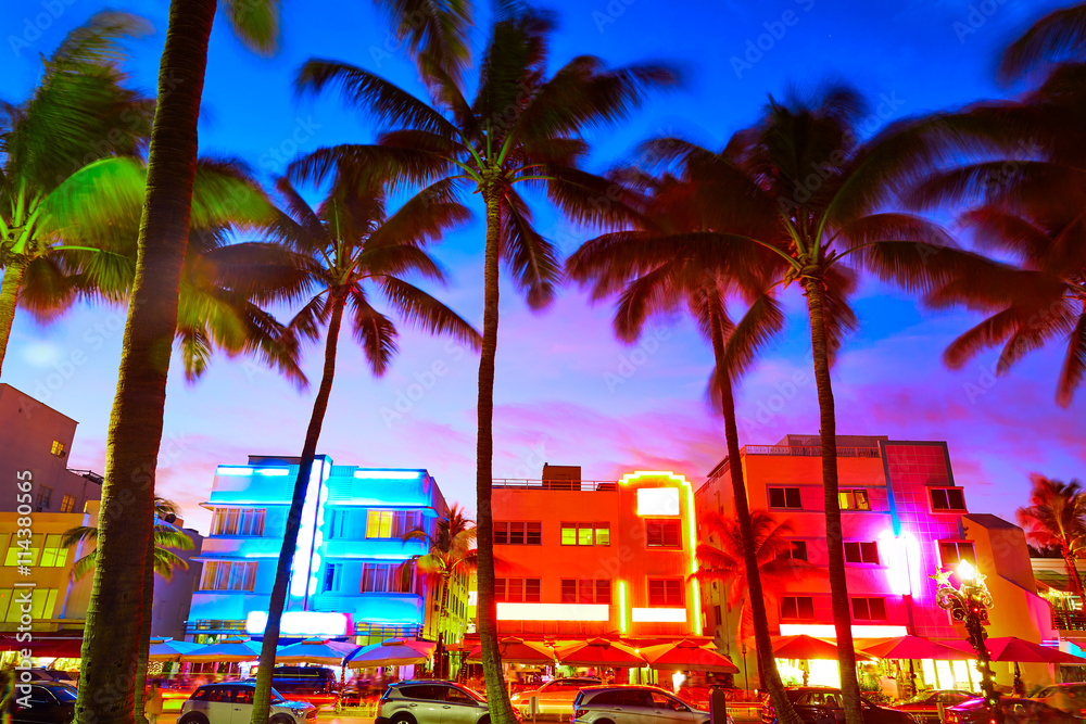 Fototapeta premium Zachód słońca w Miami South Beach Ocean Drive na Florydzie