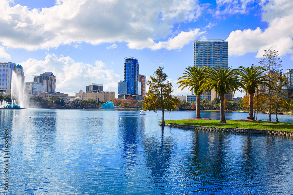 Obraz premium Panoramę Orlando z jeziora Eola na Florydzie w USA