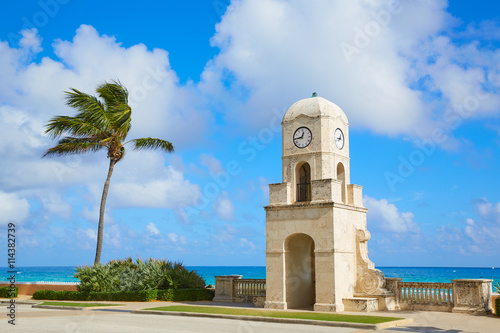 Fototapeta Naklejka Na Ścianę i Meble -  Palm Beach Worth Avenue clock tower Florida
