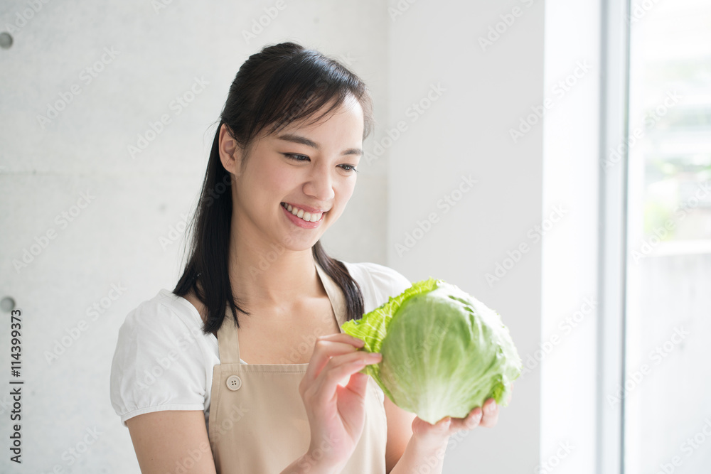 レタスを持った女性 レタスを持った女性