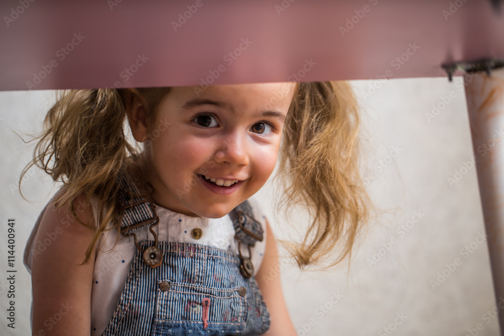 the little girl in the process of paints the little girl in the process of paints