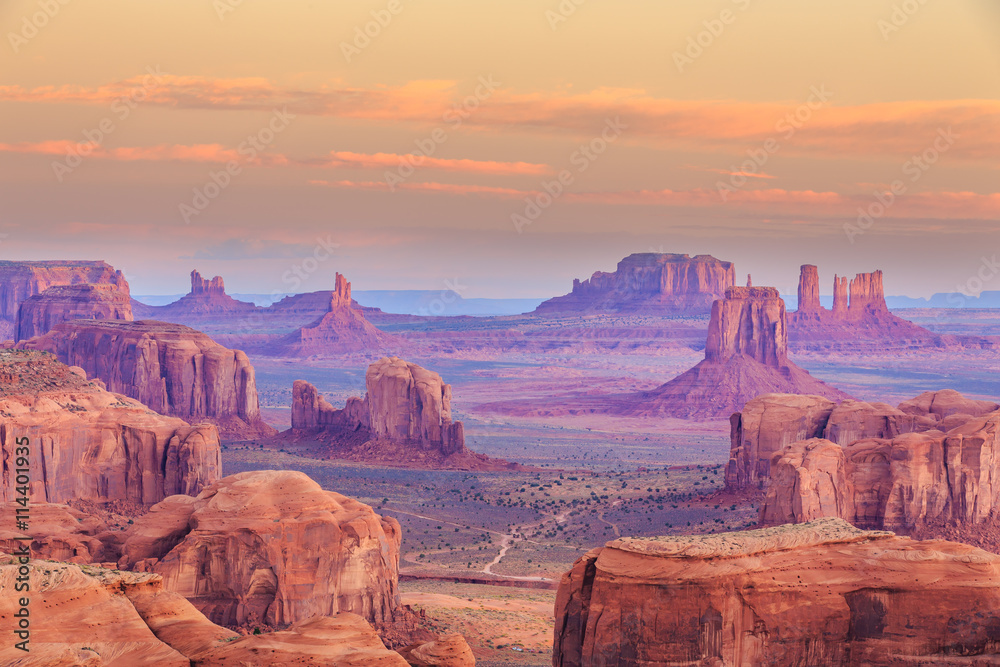 Hunts Mesa is a rock formation located in Monument Valley, south of the  border between Utah and Arizona in the United States foto de Stock | Adobe  Stock