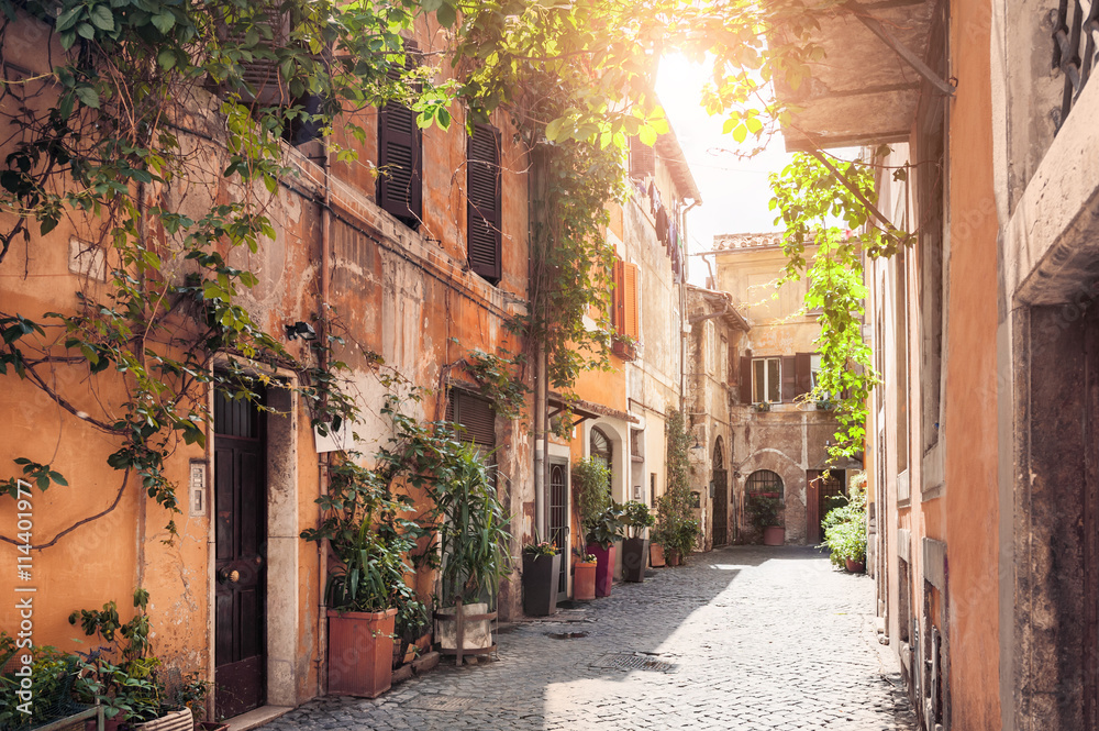 Obraz premium Malownicza ulica w Rzymie, Włochy