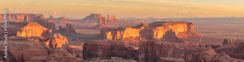 Obraz Hunts Mesa to formacja skalna położona w Monument Valley, na południe od granicy między Utah a Arizoną w Stanach Zjednoczonych