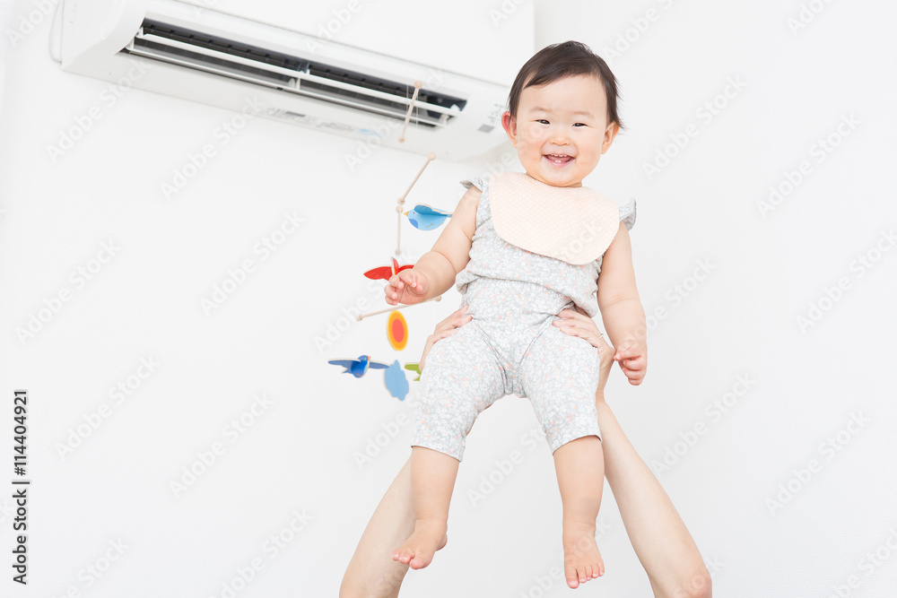 持ち上げられているかわいい赤ちゃん 日本人 Stock 写真 Adobe Stock