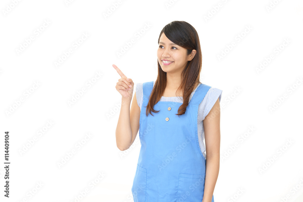 エプロンを着た笑顔の女性 エプロンを着た笑顔の女性
