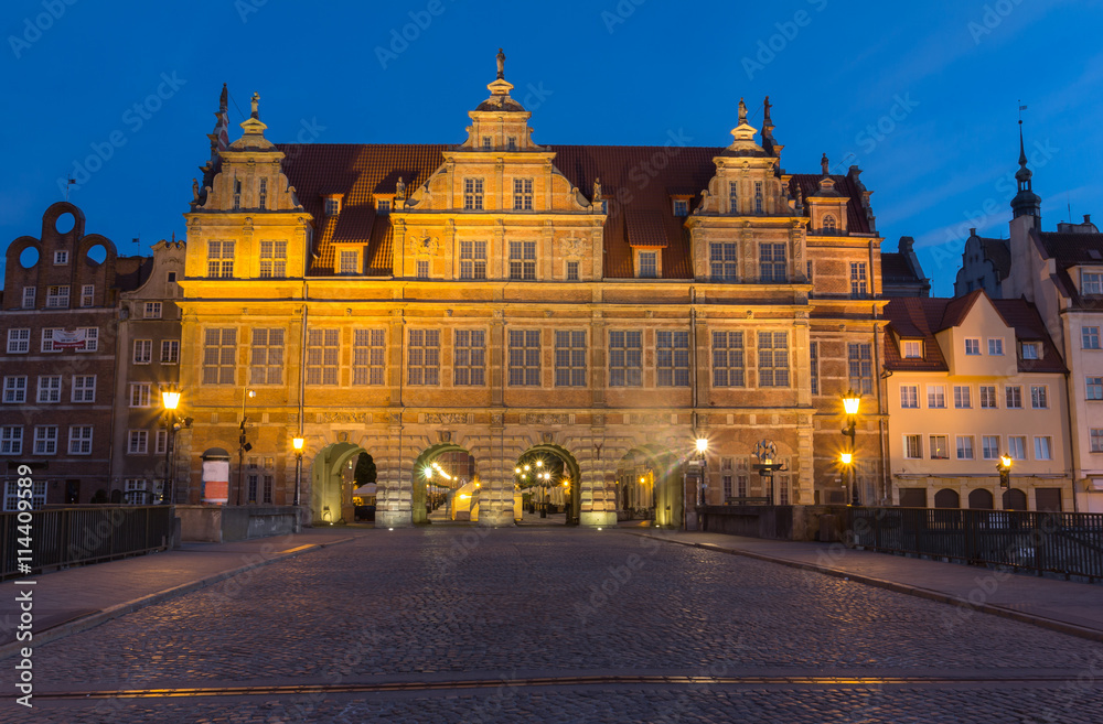 Gdańsk, nocny widok Bramy Zielonej od strony Motławy. Brama ta została wybudowana w 1568 w stylu manieryzmu niderlandzkiego - obrazy, fototapety, plakaty 