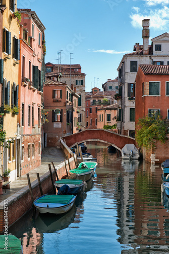 Fototapeta Naklejka Na Ścianę i Meble -  Street scene with canal in Venice, Italy