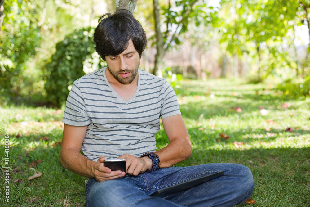 Obraz premium man relaxing with tablet pc
