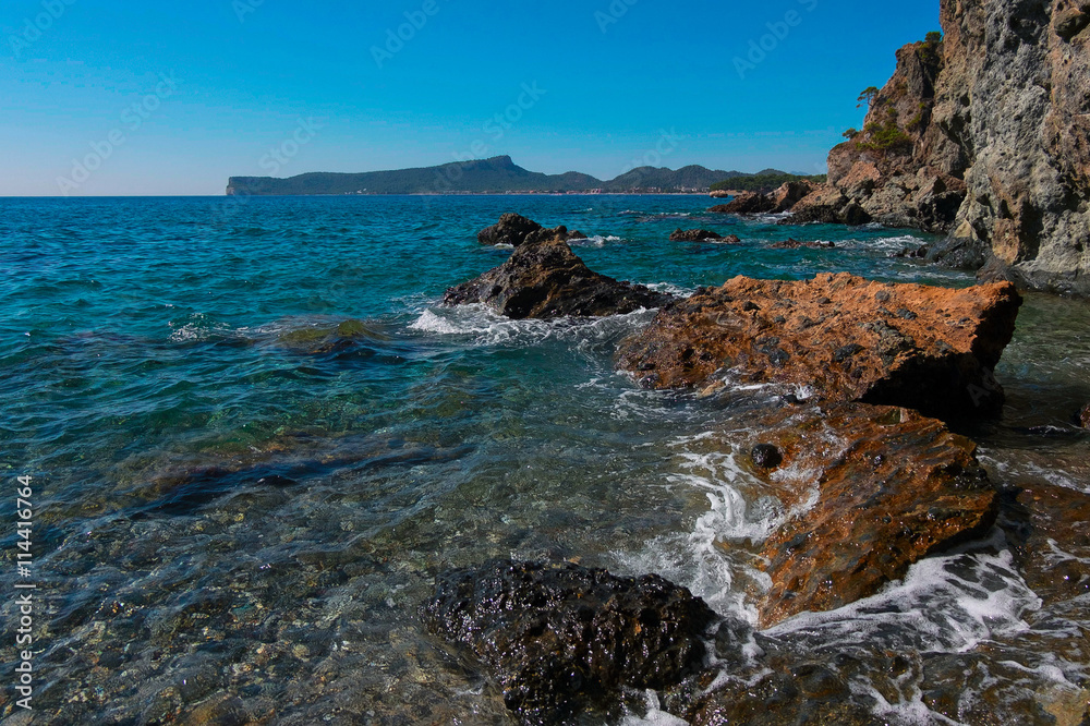 Fototapeta premium Seascape with a rocky beach