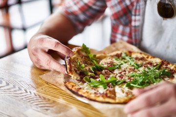 Fototapete Pizzeria Steinofenpizza mit Rucola in Pizzeria  © Joshua Resnick