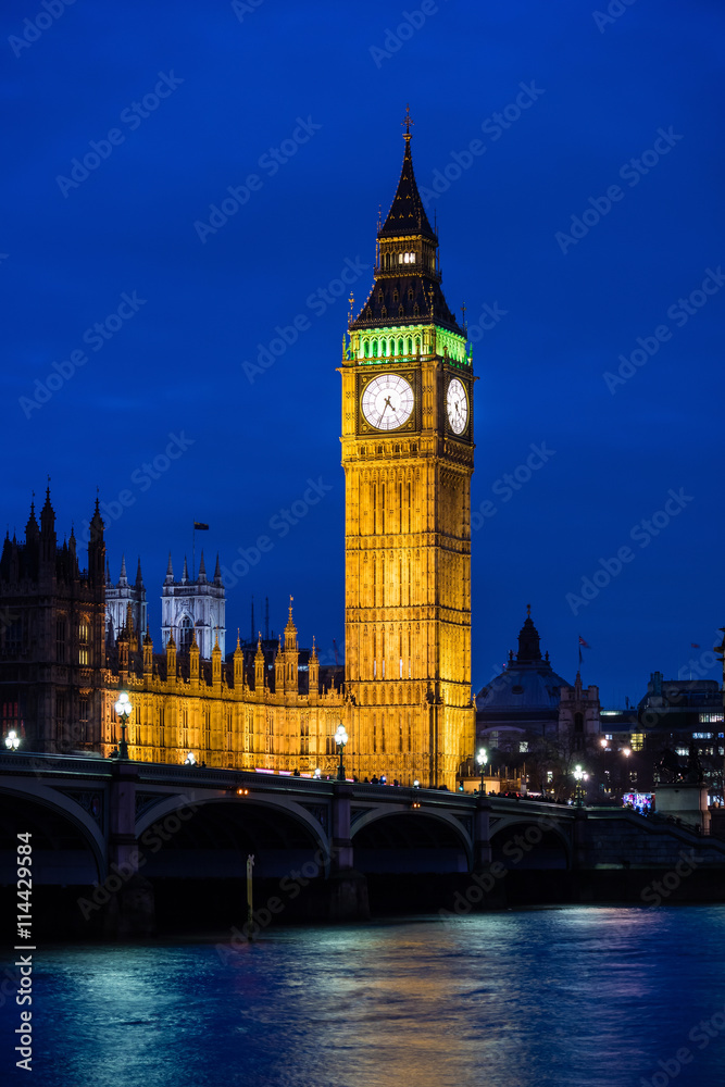 Obraz premium Big Ben and Houses of parliament at twilight
