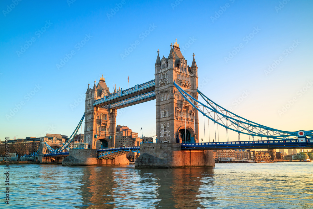 London skyline with Tower Bridge at twilight - obrazy, fototapety, plakaty 