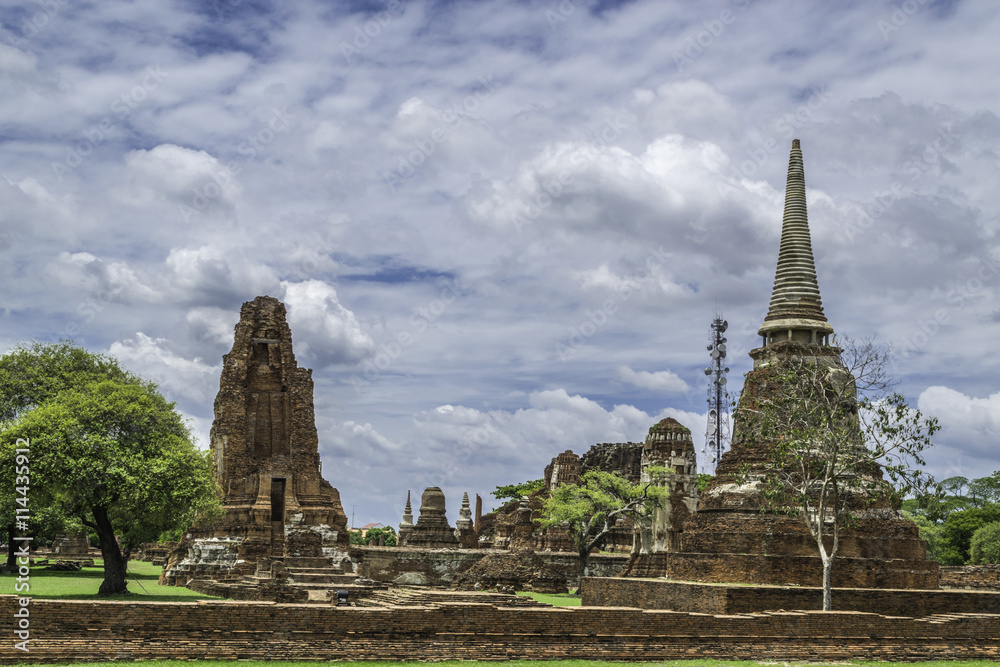 Obraz premium Old Beautiful Thai Temple wat Mahathat, Ayutthaya Historical Par