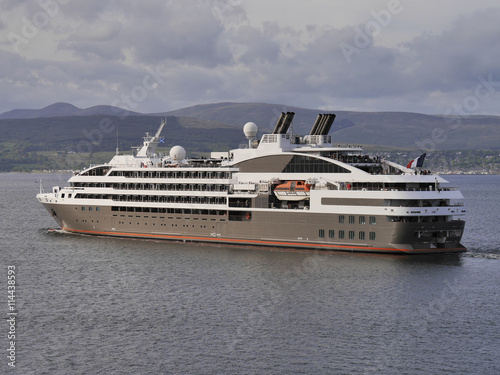 Kreuzfahrtschiff geht auf Kurs photo