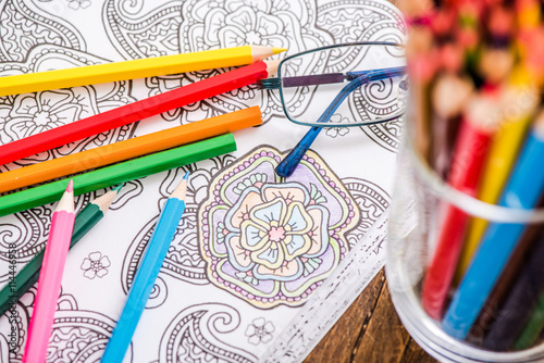 Fotografie relaxing with adult coloring book