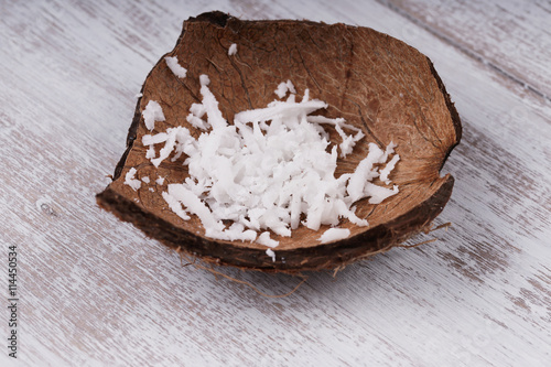 кокосовая стружка в скорлупе кокоса