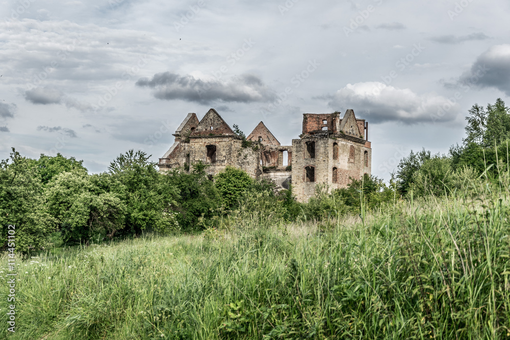 Ruiny barokowego klasztoru w pochmurny dzień