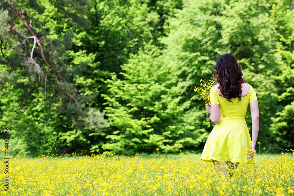 Women with a bouquet of buttercups