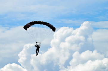 Fotobehang Luchtsport Parachutist zwevend in blauwe hemel  © citikka
