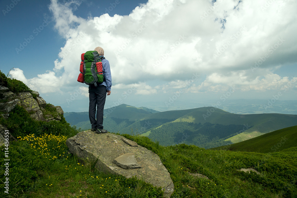 Obraz premium Young woman whit backpack in mountains